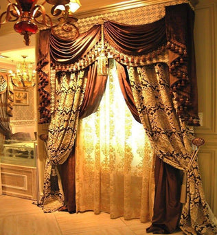 Rideaux luxueux avec motifs baroques dorés, parfaits pour ajouter une touche élégante à un salon ou une chambre. Cet ensemble de tentures, orné de franges décoratives, crée une ambiance chaleureuse et raffinée, idéal pour les intérieurs haut de gamme. Apportez du charme et de l'opulence à votre décor avec ce design classique et sophistiqué.