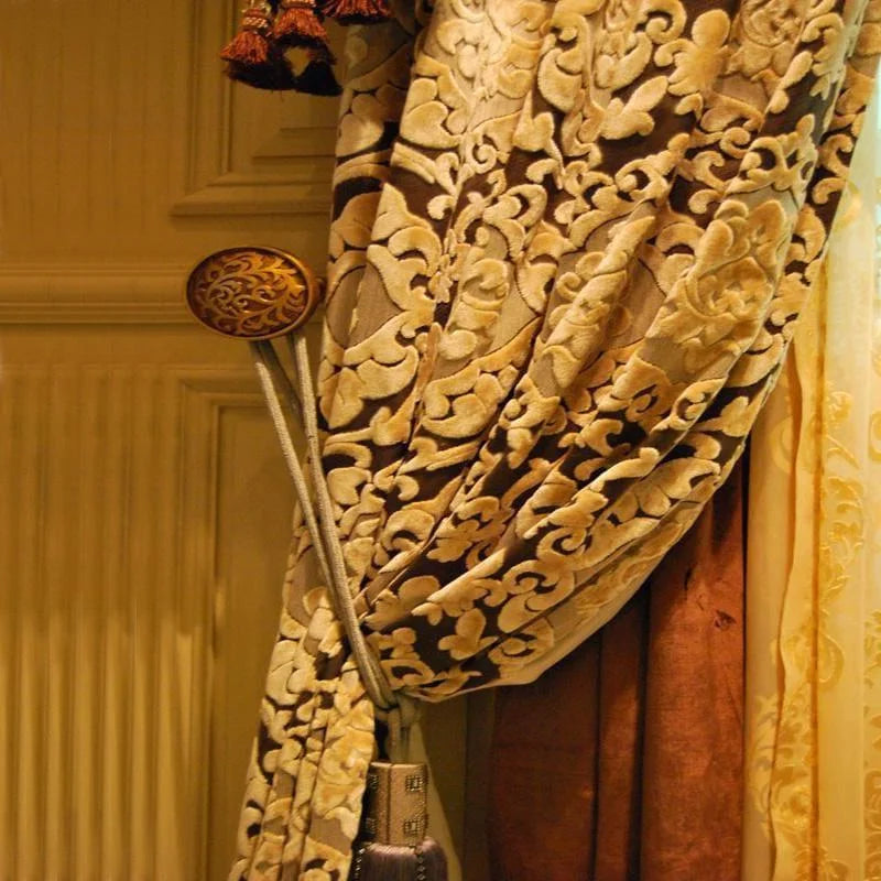 Rideau décoratif élégant avec motifs floraux, idéal pour sublimer votre intérieur. Ce rideau luxueux est parfait pour ajouter une touche de sophistication à votre salon ou chambre. Disponible dans des tons riches pour une ambiance chaleureuse et accueillante. Accessoire design incontournable pour l'habillage de fenêtre.