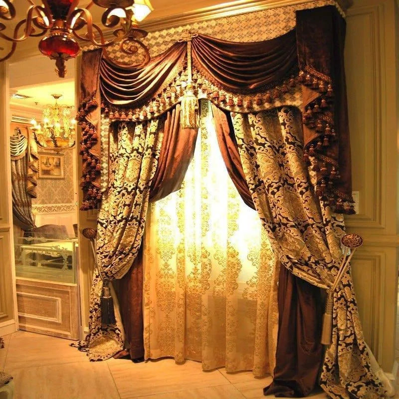 Rideaux luxueux avec motifs baroques dorés, parfaits pour ajouter une touche élégante à un salon ou une chambre. Cet ensemble de tentures, orné de franges décoratives, crée une ambiance chaleureuse et raffinée, idéal pour les intérieurs haut de gamme. Apportez du charme et de l'opulence à votre décor avec ce design classique et sophistiqué.