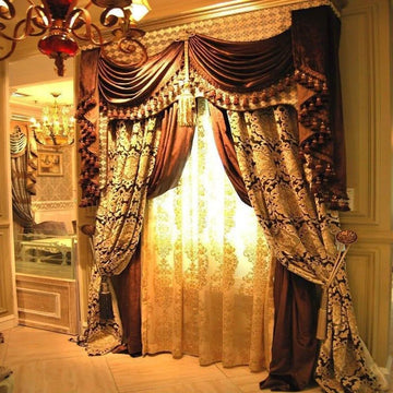 Rideaux luxueux avec motifs baroques dorés, parfaits pour ajouter une touche élégante à un salon ou une chambre. Cet ensemble de tentures, orné de franges décoratives, crée une ambiance chaleureuse et raffinée, idéal pour les intérieurs haut de gamme. Apportez du charme et de l'opulence à votre décor avec ce design classique et sophistiqué.