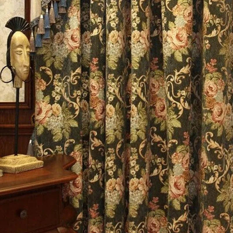 Rideau de luxe à motif floral vintage, idéal pour une décoration intérieure élégante et classique. Parfait pour ajouter une touche de sophistication et de charme rustique à votre salon ou votre chambre. Accessoire décoratif pour ceux qui apprécient un style unique et raffiné.