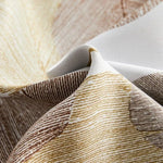 Image présentant un tissu de rideau en gros plan avec un motif de feuille moderne. Le design raffiné mêle des teintes neutres de beige et brun, idéal pour apporter une touche élégante et naturelle à votre intérieur. Fabrication de haute qualité assurant durabilité et style. Parfait pour le salon ou la chambre, ce rideau allie esthétique et fonctionnalité.