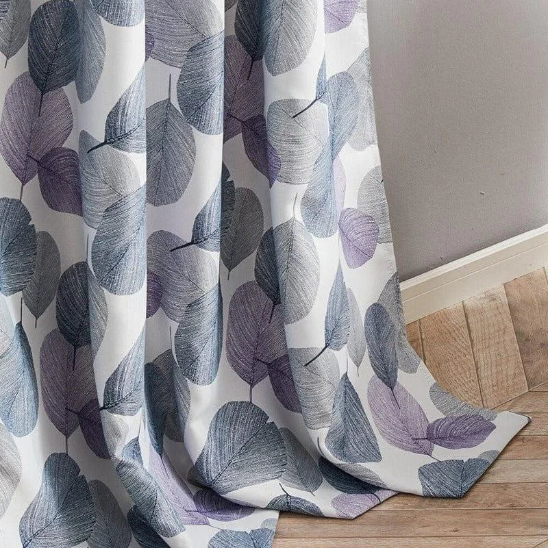 Rideau moderne avec motif de feuilles violet et bleu, idéal pour ajouter une touche élégante et naturelle à votre intérieur. Tissu de haute qualité, parfait pour une chambre ou un salon contemporain. Disponibilité en plusieurs tailles pour s'adapter à toutes les fenêtres.