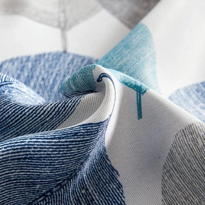 Rideau moderne en tissu épais avec motif géométrique bleu et blanc, ajoutant une touche élégante à votre décoration intérieure. Ideal pour salon ou chambre, ce rideau assure à la fois style et intimité.