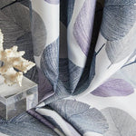 Rideau décoratif en tissu à motifs de feuilles grises et violettes, idéal pour salon moderne. Design élégant et raffiné, apportant une touche naturelle et apaisante à votre intérieur. Accessoire parfait pour habiller vos fenêtres avec style et sophistication.