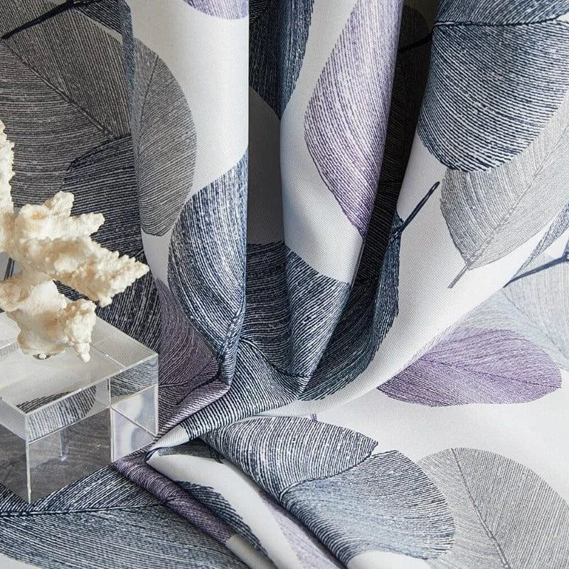 Rideau décoratif en tissu à motifs de feuilles grises et violettes, idéal pour salon moderne. Design élégant et raffiné, apportant une touche naturelle et apaisante à votre intérieur. Accessoire parfait pour habiller vos fenêtres avec style et sophistication.