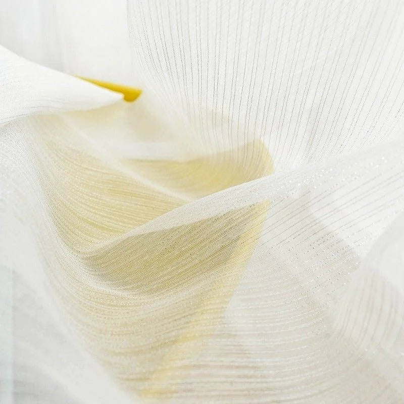 Voilage élégant et translucide avec des motifs délicats et légers, parfait pour apporter une touche de sophistication à votre décoration intérieure. Utilisé idéalement en rideau, ce textile offre une luminosité douce et tamisée, s'adaptant à divers styles d'intérieur pour créer une ambiance apaisante et chaleureuse.
