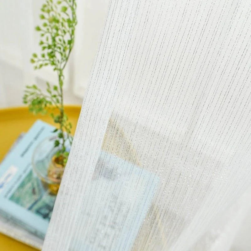 Voilage élégant avec motif rayé pour décoration intérieure moderne. Rideau léger ajoutant une touche de luminosité et d'élégance à votre espace de vie. Parfait pour les chambres et salons, ce voilage crée une ambiance chaleureuse et accueillante tout en laissant filtrer la lumière naturelle. Options de personnalisation et dimensions variées disponibles pour s'adapter à tous vos besoins.