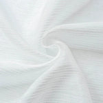 Voilage blanc plissé avec motifs à rayures subtiles, idéal pour habiller les fenêtres de manière élégante et lumineuse. Style moderne et épuré, parfait pour salons ou chambres à coucher.