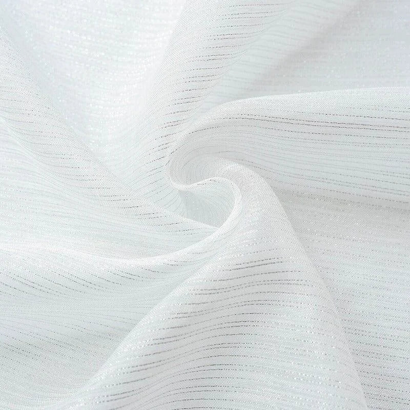 Voilage blanc plissé avec motifs à rayures subtiles, idéal pour habiller les fenêtres de manière élégante et lumineuse. Style moderne et épuré, parfait pour salons ou chambres à coucher.