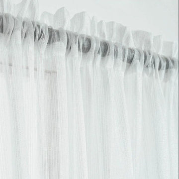 Voilage blanc délicat avec plis ondulés pour habillage de fenêtre, offrant une atmosphère lumineuse et élégante. Accessoire idéal pour une décoration intérieure moderne et épurée, parfait pour ajouter une touche de légèreté à n'importe quelle pièce.