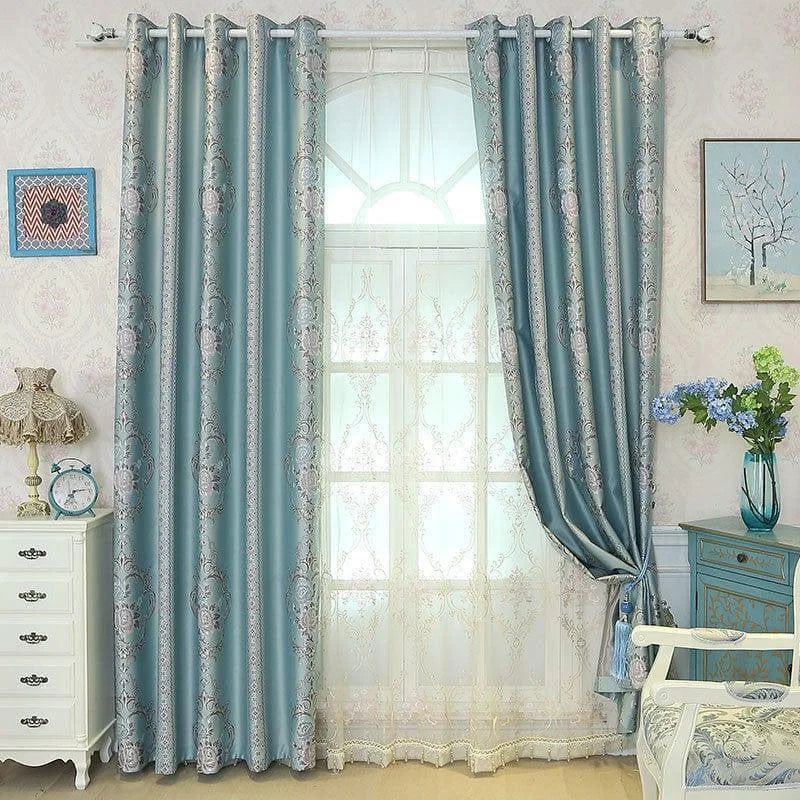 Rideaux élégants pour salon, embrasse raffinée, déco intérieure classique, ambiance chic et sereine, idéal pour embellir les fenêtres, lumière naturelle filtrée, style intemporel et sophistiqué, couleurs harmonieuses, parfait pour décoration de maison.