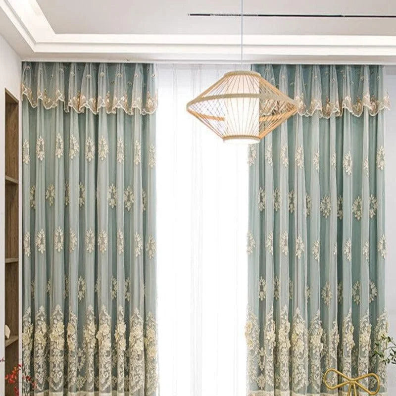 Rideaux élégants avec motifs floraux sophistiqués pour salon moderne, ajoutant une touche de charme et d'élégance à votre décoration intérieure. Jouez avec la lumière naturelle tout en assurant une atmosphère cosy et intimiste dans votre espace de vie. Idéal pour embellir vos fenêtres avec style et raffinement.