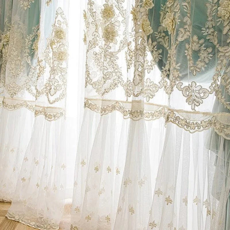 Rideau décoratif élégant avec des motifs floraux brodés, idéal pour ajouter une touche raffinée et chic à votre intérieur. Parfait pour le salon ou la chambre, ces rideaux laissent filtrer une lumière douce et créent une ambiance chaleureuse et accueillante. Design sophistiqué pour une décoration intérieure moderne.