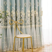 rideaux bohèmes bleu clair floral festonnés semi transparents élégants brodés passe tringle plis flamands