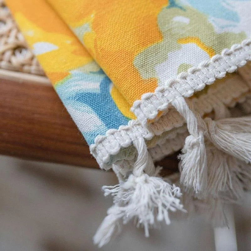 Serviette aux motifs floraux lumineux avec franges décoratives, parfait pour l'été. Accessoire idéal pour ajouter une touche de couleur et d'élégance à votre intérieur. Convient pour une utilisation en extérieur ou en décoration de salle de bain.
