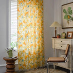Rideau floral jaune et blanc, style moderne pour salon. Ajoute une touche de couleur printanière à votre intérieur. Idéal pour un environnement lumineux et chaleureux. Parfait pour décorer une fenêtre tout en filtrant délicatement la lumière.