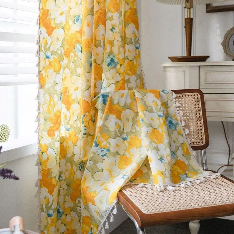 Rideaux imprimés à motifs floraux jaunes et blancs, parfaits pour ajouter une touche printanière à votre intérieur. Idéal pour illuminer un salon ou une chambre avec une ambiance fraîche et colorée. Accessoire déco élégant pour un style accueillant et moderne.