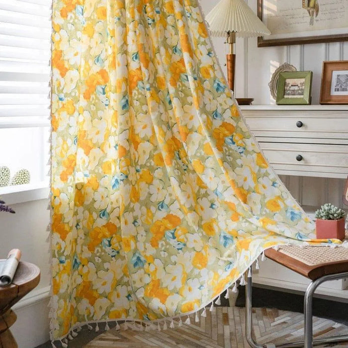 Rideau floral jaune et blanc avec motifs de fleurs, idéal pour ajouter une touche de fraîcheur et de luminosité à votre intérieur. Ce rideau élégant et chic convient parfaitement aux salons, chambres et bureaux, apportant une ambiance accueillante et chaleureuse. Transformez vos espaces de vie avec ce design floral unique et vibrant.