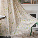 Plaid élégant avec motifs floraux verts et bleus, idéal pour ajouter une touche de fraîcheur à votre salon. Parfait pour se réchauffer tout en apportant une note déco naturelle et apaisante à votre intérieur. Accessoire de maison tendance et raffiné.