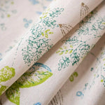 Tissu décoratif à motifs floraux verts et bleus, idéal pour la décoration intérieure. Ses motifs délicats ajoutent une touche de nature et de fraîcheur à tout espace de vie. Parfait pour la confection de rideaux, nappes ou housses de coussin. Transformez votre maison en un havre de paix avec ce design floral apaisant.