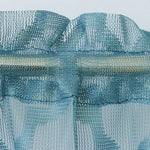 Rideau bleu translucide monté sur tringle, idéal pour ajouter une touche élégante et légère à votre intérieur. Parfait pour adoucir la lumière et donner une ambiance chaleureuse et accueillante à n’importe quelle pièce de la maison.