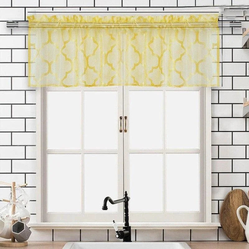 Voilage de fenêtre jaune élégant avec imprimé géométrique, idéal pour ajouter une touche de couleur et de style à votre cuisine moderne, fixé sur une tringle au-dessus d'une fenêtre blanche à croisillons. Accessoire de décoration raffiné pour apporter luminosité et charme à votre intérieur.