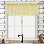 Voilage de fenêtre jaune élégant avec imprimé géométrique, idéal pour ajouter une touche de couleur et de style à votre cuisine moderne, fixé sur une tringle au-dessus d'une fenêtre blanche à croisillons. Accessoire de décoration raffiné pour apporter luminosité et charme à votre intérieur.
