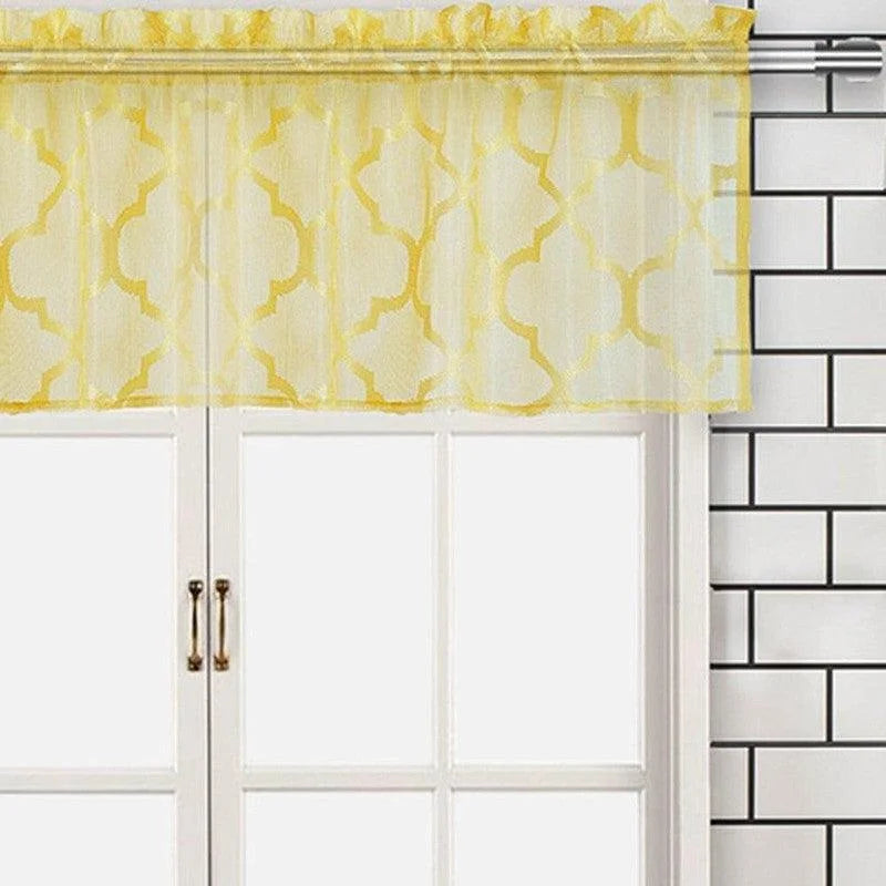 Store élégant avec motif géométrique jaune pour décoration intérieure, idéal pour ajouter une touche moderne à votre salon ou cuisine. Ce store s’adapte parfaitement aux fenêtres, apportant lumière et élégance à votre espace. Sa conception design et sa couleur vive en font un choix parfait pour une ambiance chaleureuse.