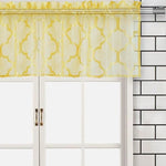 Store élégant avec motif géométrique jaune pour décoration intérieure, idéal pour ajouter une touche moderne à votre salon ou cuisine. Ce store s’adapte parfaitement aux fenêtres, apportant lumière et élégance à votre espace. Sa conception design et sa couleur vive en font un choix parfait pour une ambiance chaleureuse.