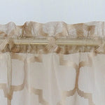Rideau translucide beige avec motif géométrique, suspendu sur une tringle dorée. Idéal pour tamiser la lumière et apporter une touche élégante à votre décoration intérieure. Solution parfaite pour les salons, chambres ou bureaux.
