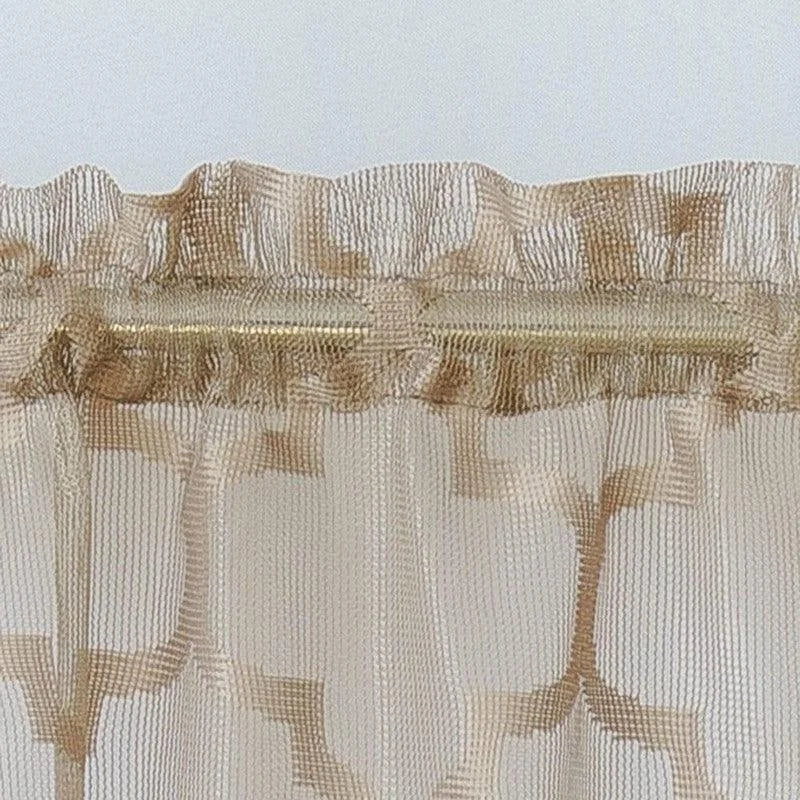 Rideau translucide beige avec motif géométrique, suspendu sur une tringle dorée. Idéal pour tamiser la lumière et apporter une touche élégante à votre décoration intérieure. Solution parfaite pour les salons, chambres ou bureaux.