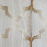 Rideau moderne avec motif géométrique beige sur fond clair, idéal pour une décoration intérieure contemporaine et élégante. Parfait pour ajouter une touche de sophistication et de style à n'importe quelle pièce de la maison.