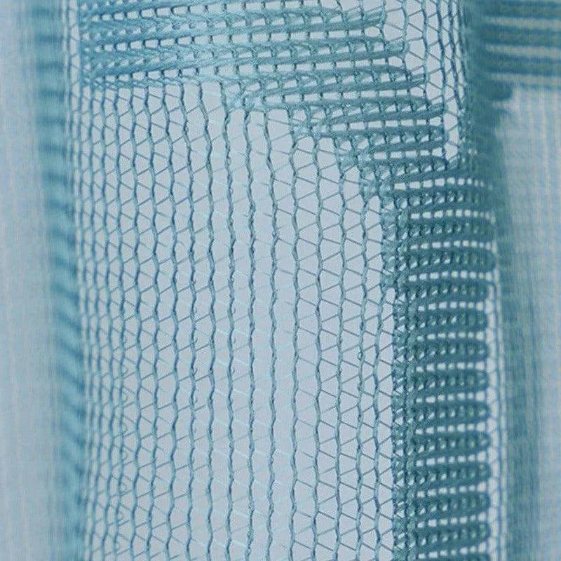 Voilage bleu clair au motif fin et délicat, idéal pour habiller élégamment les fenêtres et laisser passer la lumière naturelle tout en préservant l'intimité de votre intérieur.