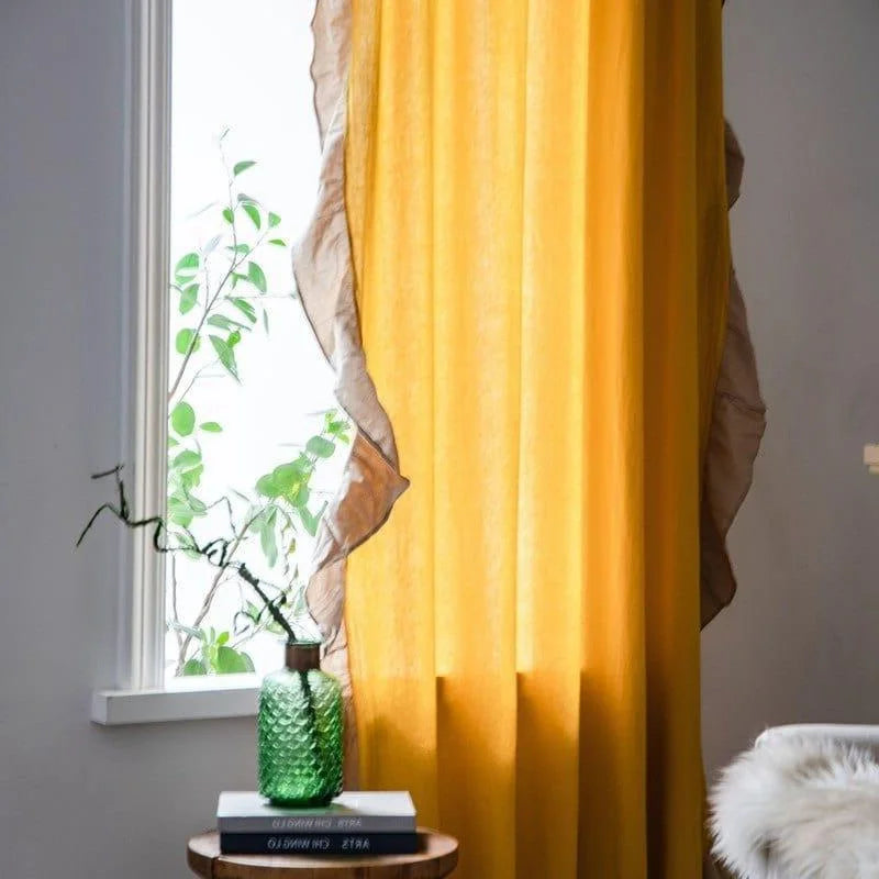 Rideau jaune élégant et lumineux pour salon moderne. Offre une touche chaleureuse et accueillante à votre intérieur. Parfait pour ajouter du style et de la couleur à votre espace. Décoration contemporaine qui améliore votre ambiance domiciliaire. Accessoire idéal pour fenêtre avec accents modernes.