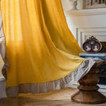 Rideau jaune élégant avec bordure contrastante crème, idéal pour ajouter une touche chaleureuse et raffinée à votre intérieur. Parfait pour les salons, il se marie bien avec différents styles de décoration. Ce rideau apportera une ambiance lumineuse et accueillante à votre pièce.