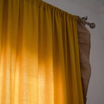 Rideau jaune accroché, offrant une touche chaleureuse et lumineuse à votre intérieur. Idéal pour rehausser la décoration de votre salon ou chambre, ce rideau ajoute une atmosphère accueillante tout en contrôlant la luminosité. Accessoire parfait pour personnaliser votre espace de vie avec style.