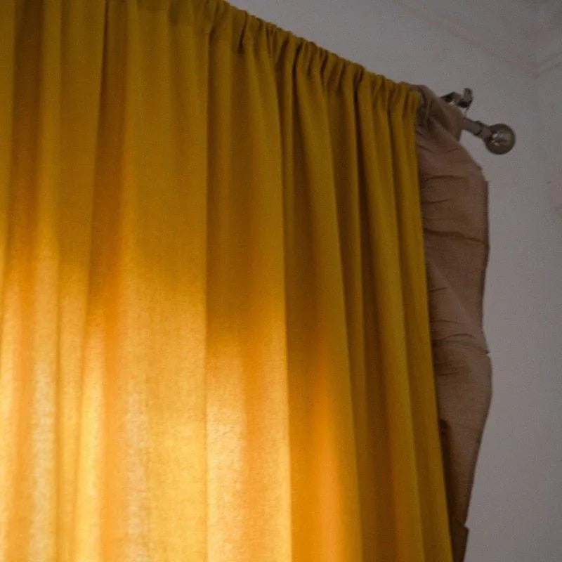 Rideau jaune accroché, offrant une touche chaleureuse et lumineuse à votre intérieur. Idéal pour rehausser la décoration de votre salon ou chambre, ce rideau ajoute une atmosphère accueillante tout en contrôlant la luminosité. Accessoire parfait pour personnaliser votre espace de vie avec style.