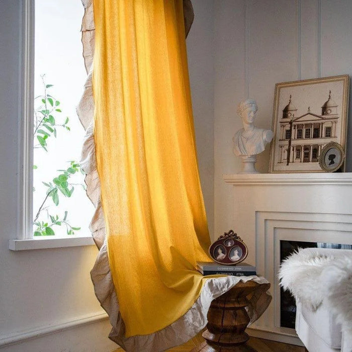 Rideau jaune lumineux avec volants, apportant une touche élégante et chaleureuse à un intérieur classique. Parfait pour embellir un salon ou une chambre, ce rideau rehausse le décor grâce à sa couleur vibrante et son style raffiné. Accessoire idéal pour créer une ambiance accueillante et sophistiquée dans votre maison.