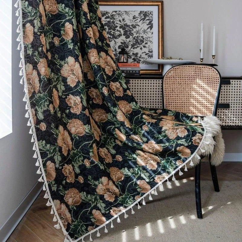 Tapisserie florale décorative avec motif de fleurs oranges sur fond noir et vert, embellissant un intérieur moderne. Parfait pour ajouter une touche d’élégance vintage et de charme naturel à votre pièce. Accessoire idéal pour un salon ou une chambre.