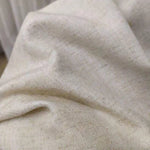 Drapé élégant de tissu beige, parfait pour la décoration intérieure ou la confection de vêtements sur mesure. Idéal pour ajouter une touche sophistiquée et naturelle à votre maison.