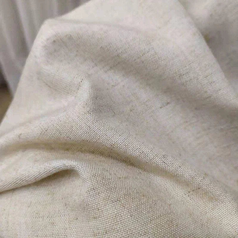 Drapé élégant de tissu beige, parfait pour la décoration intérieure ou la confection de vêtements sur mesure. Idéal pour ajouter une touche sophistiquée et naturelle à votre maison.