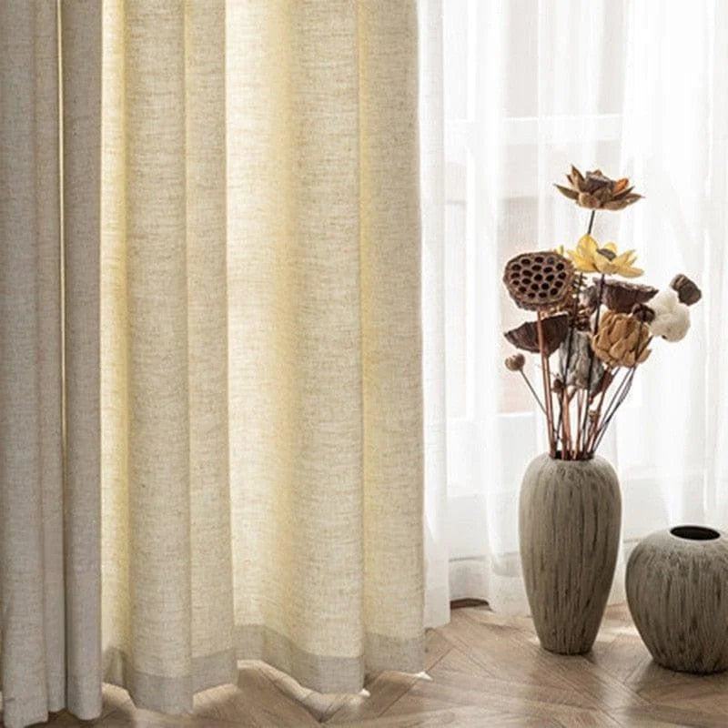 Rideau élégant couleur beige pour salon moderne, apportant une ambiance chaleureuse et lumineuse à votre espace intérieur. Accessoire de décoration raffiné avec vase décoratif et fleurs séchées pour un style naturel et apaisant. Parfait pour compléter une décoration contemporaine et élégante.