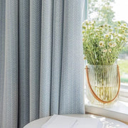 rideaux bleu clair texturés chevron opaques contemporains tringle blanche decoration chambre