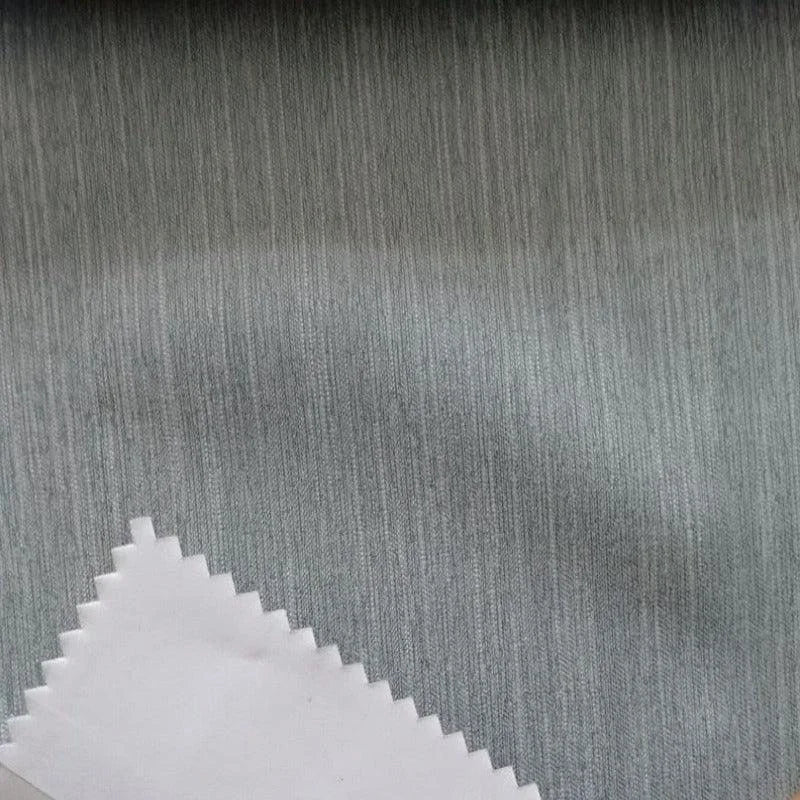 Échantillon de tissu texturé gris, idéal pour la confection de vêtements élégants ou la décoration intérieure. Ce textile présente une finition raffinée avec des nuances subtiles, parfait pour un style moderne et épuré.