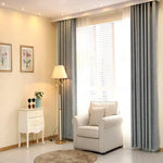 Salon élégant avec fauteuil confortable, rideaux élégants et éclairage d'ambiance. Décoration intérieure raffinée avec un lampadaire classique et un meuble d'appoint chic, idéal pour créer une atmosphère accueillante et moderne. Fenêtre lumineuse pour un espace de vie convivial.
