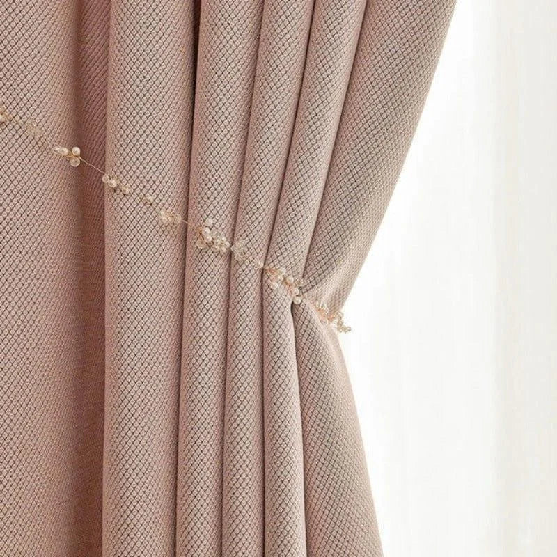 Rideau beige élégant avec motif subtil, parfait pour ajouter une touche de sophistication et souligner l'esthétique de votre intérieur. Accessoirisé avec un galon délicat, cet ensemble rehausse n'importe quelle pièce, apportant une ambiance chaleureuse et accueillante. Idéal pour les salons ou chambres, ce rideau offre une excellente solution pour moduler la lumière et préserver l'intimité.