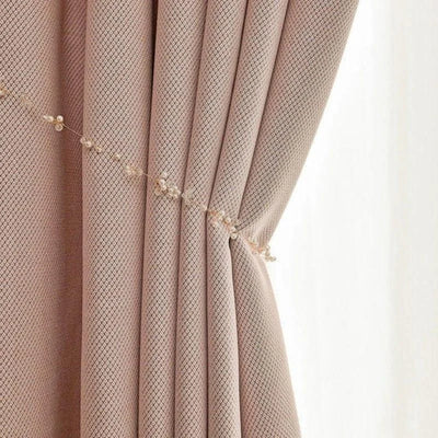 Rideau beige élégant avec motif subtil, parfait pour ajouter une touche de sophistication et souligner l'esthétique de votre intérieur. Accessoirisé avec un galon délicat, cet ensemble rehausse n'importe quelle pièce, apportant une ambiance chaleureuse et accueillante. Idéal pour les salons ou chambres, ce rideau offre une excellente solution pour moduler la lumière et préserver l'intimité.