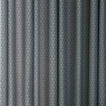 Rideaux élégants gris avec motif géométrique pour salon moderne, intérieur chic, décoration maison, ambiance raffinée, design tendance.