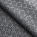 Texture de tissu gris avec motif géométrique en relief, idéale pour la décoration intérieure et le design de mode, ajoutant une touche d'élégance et de modernité à votre espace.